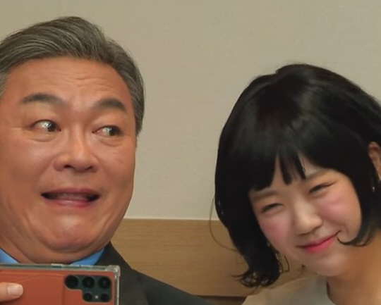 뉴진스 하니를 연기한 지예은(오른쪽)과 한화오션 사장을 연기한 배우 김의성.<SNL코리아 방송화면 캡처>